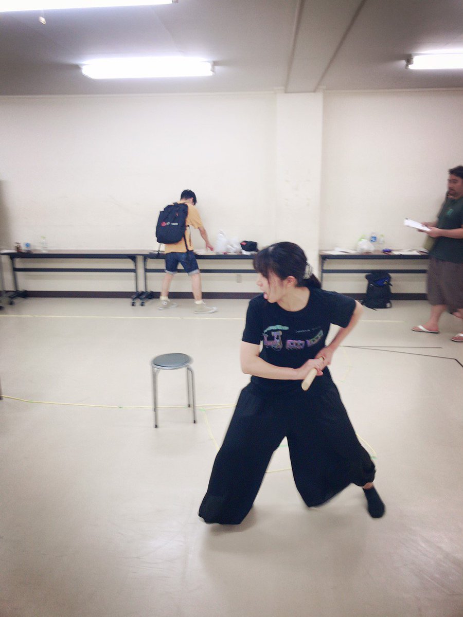 N2p2rUqBJwRE8F0's tweet photo. 先日の稽古風景！
殺陣も、、あるのかなぁ？？そしてまさに、言葉のキャッチボール💡
#池袋演劇祭 #ルミエールシアター #9月公演の舞台 #切磋琢磨 https://t.co/8jnFUI4HaP