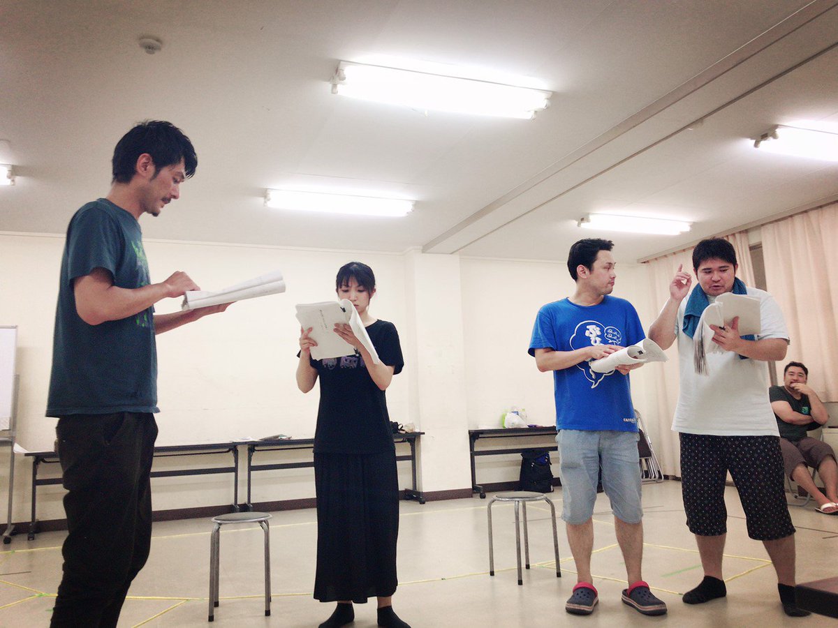 N2p2rUqBJwRE8F0's tweet photo. 先日の稽古風景！
殺陣も、、あるのかなぁ？？そしてまさに、言葉のキャッチボール💡
#池袋演劇祭 #ルミエールシアター #9月公演の舞台 #切磋琢磨 https://t.co/8jnFUI4HaP
