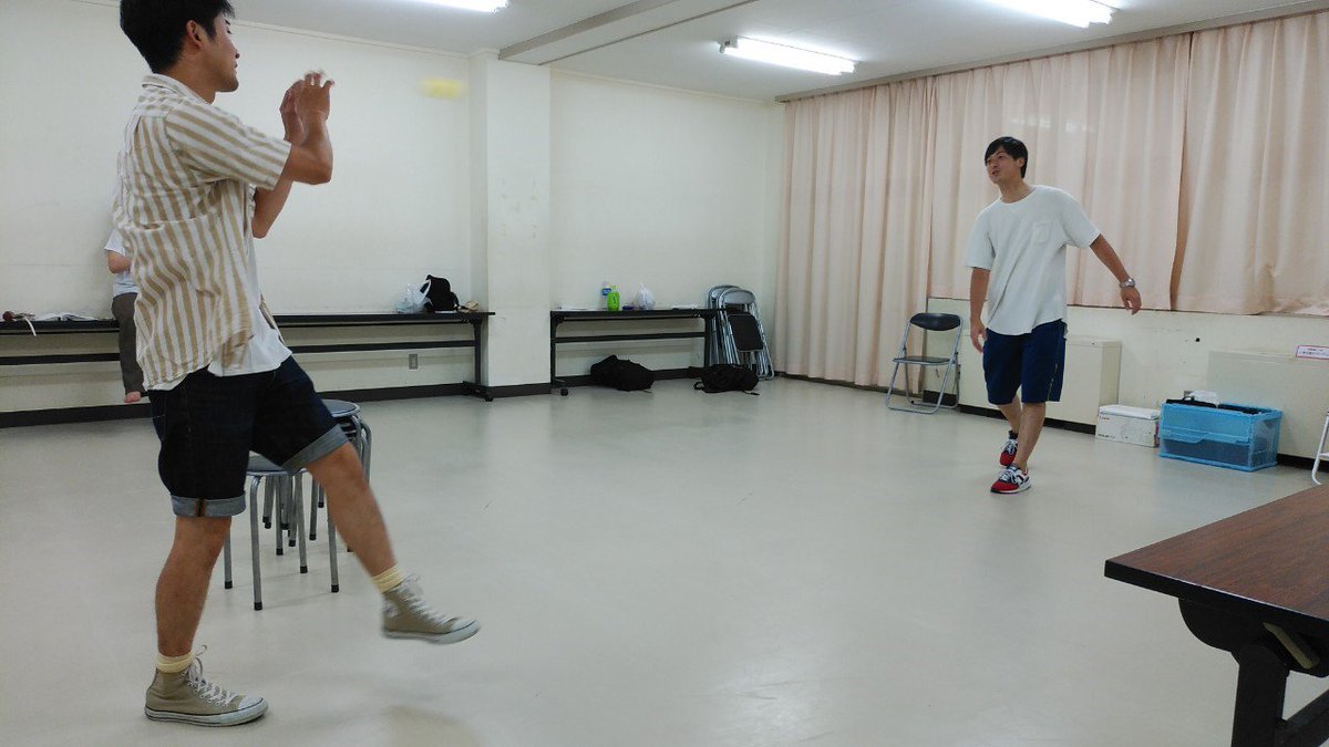 N2p2rUqBJwRE8F0's tweet photo. 先日の稽古風景！
殺陣も、、あるのかなぁ？？そしてまさに、言葉のキャッチボール💡
#池袋演劇祭 #ルミエールシアター #9月公演の舞台 #切磋琢磨 https://t.co/8jnFUI4HaP