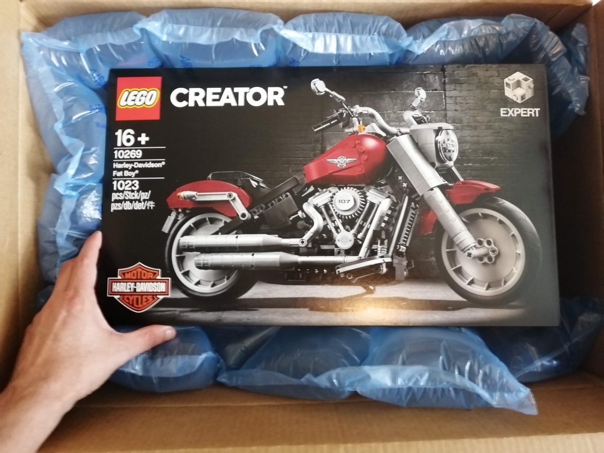 TerminatorFiles's tweet photo. New Terminator related collectible has arrived! I'll repaint the red bricks to black. The are custom for this bike, you can not order them in another color. More soon! https://t.co/ldCiDOSlFd
