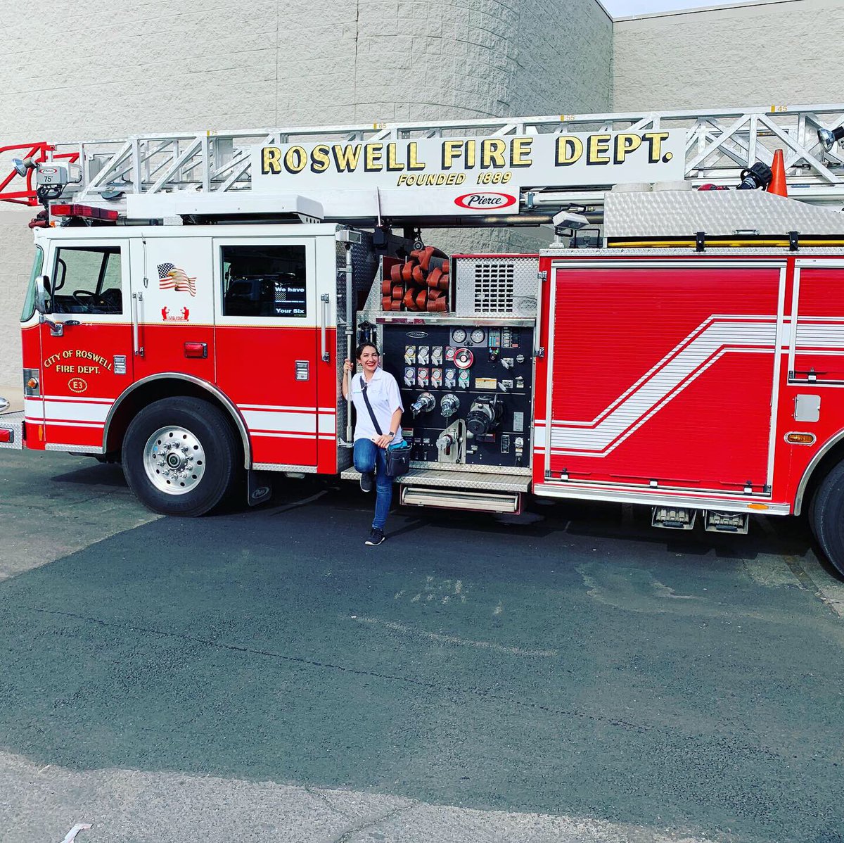 DCNJ1234's tweet photo. Roswell AT&T location owning the community during the National Night Out event... Partnership, Community, First Responders, Team, Awareness= Successful Event! #nmcoaboveyourlevel #southwestwins #NNO #roswellnewmexico #Firstnet https://t.co/HYtXTLvaa5