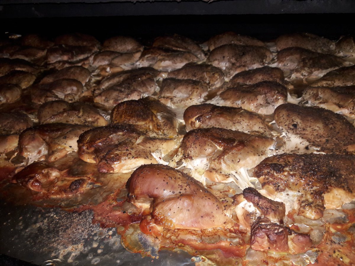 ZacHawk42's tweet photo. Shots From the Smoker
Chicken Cutlets, Smoked Hamburgers, Chicken Breast and Potato Chips.
#BBQ #BBQLIFE #AFewHoursToGo https://t.co/Tnz0AbtKDr