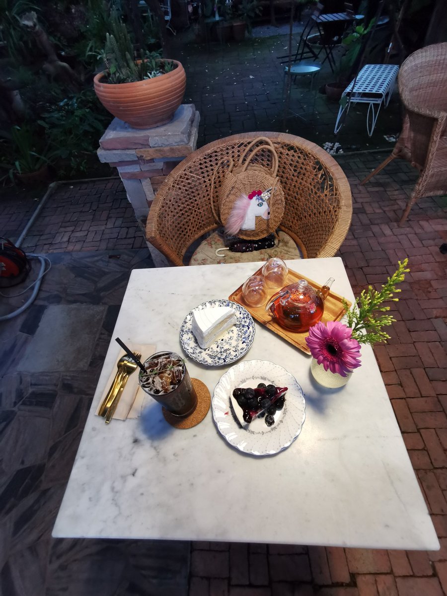 Chanee_Chobteaw's tweet photo. Coffee Tree ร้านกาแฟในสวนย่านเมืองนนท์ อยู่ในซอยพิชยนันท์ เข้าซอย 500 ม.ร้านอยู่ซ้ายมือ ร้านนี้โดดเด่นที่เค้กอร่อยมาก แต่เสียดายวันนี้ไม่มีเค้กแมคคาเดเมีย @ReviewAroii @reviewcoffeeth @aroii @aroypaidaek #ชะนีชอบเที่ยว #chanee_chobteaw #รีวิวคาเฟ่ https://t.co/XxcWjSaIAH
