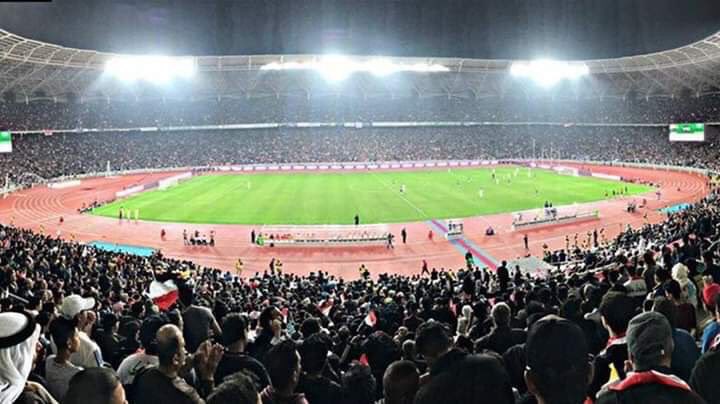 JBT_86's tweet image. لاتتعجب ان رأيت جمهور العراق يحمل علمين في المدرجات.. 
علم العراق أولاً وعلم الفريق الزائر ثانياً..
وبهتفون ويرحبون بالجميع..
هذا ماشاهدناه في جمهور العراق الجميل في المباريات التي أقيمت في العراق..
هم يستحقون استضافة المباريات على ارضهم 
🇮🇶❤️🇶🇦

 #لن_نلعب_بغير_البصرة