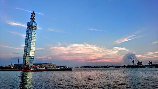 CiCOnclTmBldWDn's tweet image. 秋田港のタワー、セリオン前はいつも釣り人が糸を垂らしています。

#秋田 #秋田県 #秋田市
#秋田港 #セリオン 
#自然 #夕焼け #海 
#akita #japan #sea #sunsethttps://ift.tt/2yJCKy6