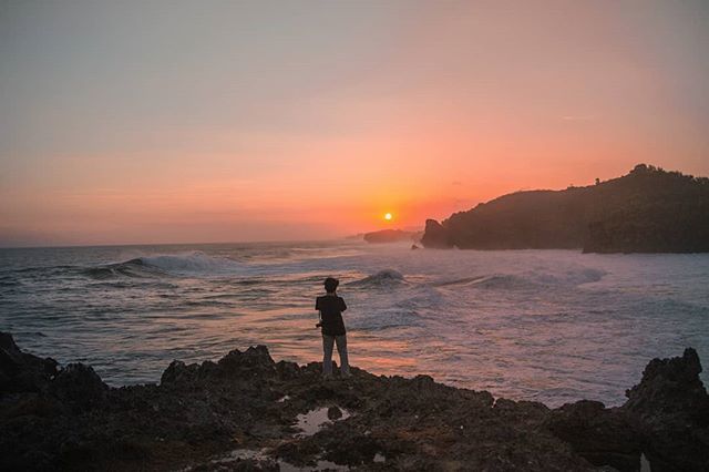badlemak's tweet image. Perjalanan selalu menghasilkan cerita, contohnya ban mobil sobek kena batu karang 😅 cc @asrul_ashadi @dianrockmad @imfaridhasan kapan #7days1beach lagi ?

#whp_id 
#standing_solo
#WHPstandingsolo_ID ift.tt/2yKOoJc