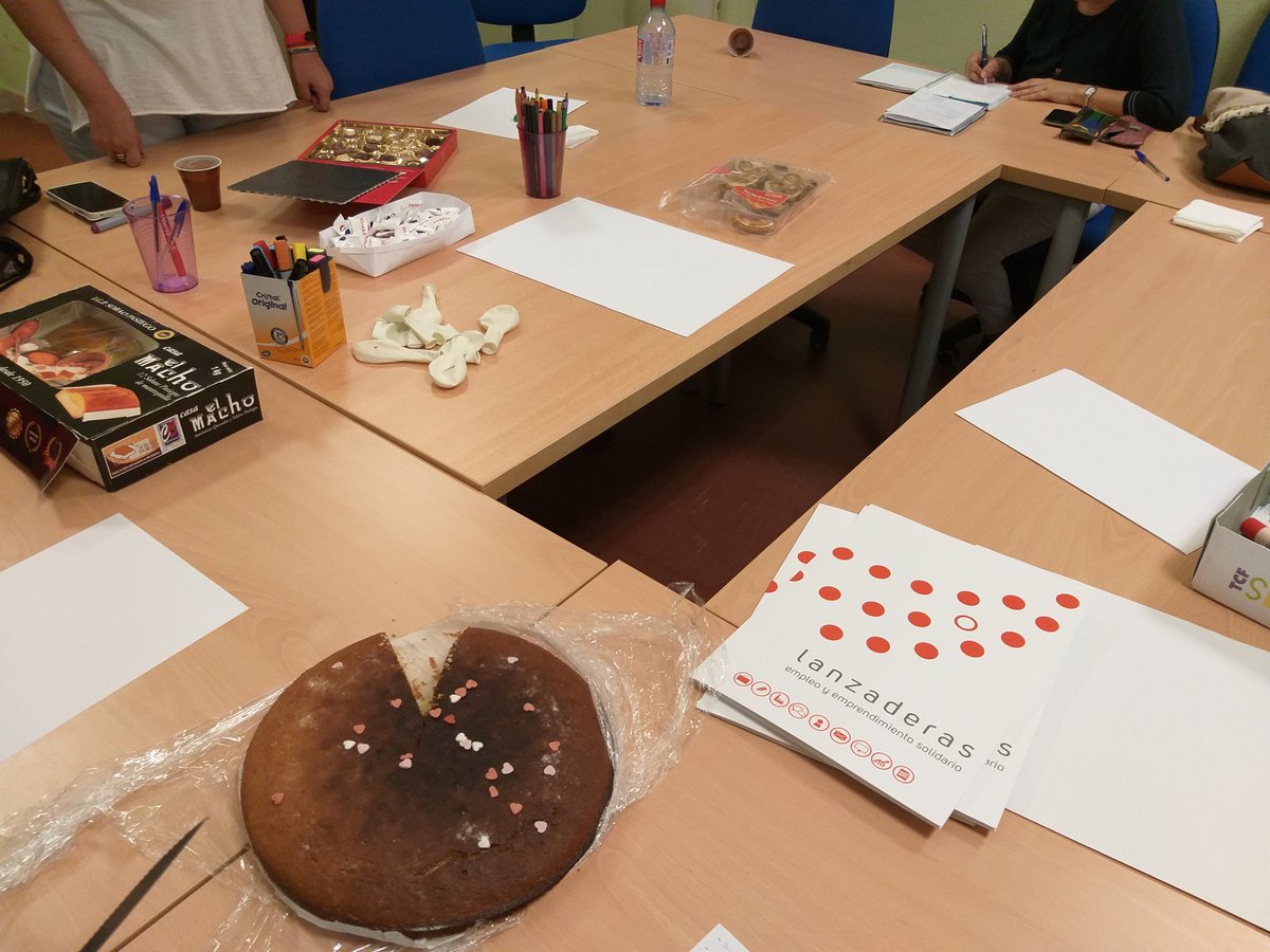 LanzaderaCoslad's tweet photo. No todo van a ser #Talleres y #charlas en la @LanzaderaCoslad . Hoy celebramos #cumpleanos de Lara y de Sandra.

¡¡Todo buenísimo!!

@Lanzaderas_EES @Ayto_Coslada @FundacionSMLRPH @fundacionTef https://t.co/5iqUOV1jWm