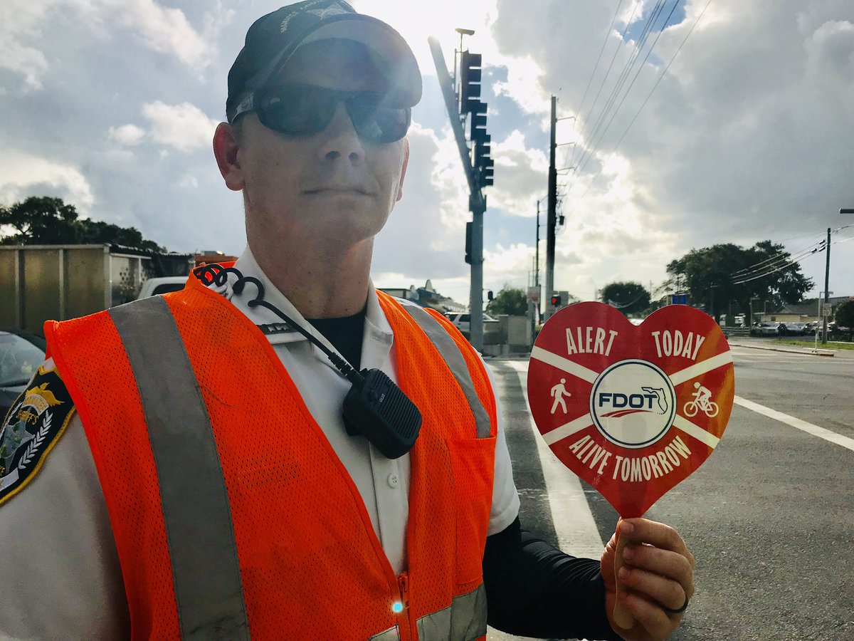 ManateeSheriff's tweet photo. Deputies from our Selective Enforcement Division educated drivers about the importance of always stopping on red with @MelissaWandall from @SaferRoadsUSA this morning. #StopOnRedWeek2019 #StayAlertStayAlive #AlwaysStopOnRed @AlertTodayFL https://t.co/gQ6uIHSIKi