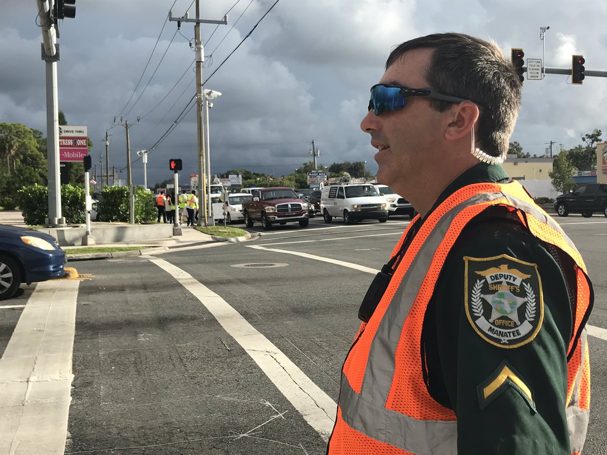 ManateeSheriff's tweet photo. Deputies from our Selective Enforcement Division educated drivers about the importance of always stopping on red with @MelissaWandall from @SaferRoadsUSA this morning. #StopOnRedWeek2019 #StayAlertStayAlive #AlwaysStopOnRed @AlertTodayFL https://t.co/gQ6uIHSIKi