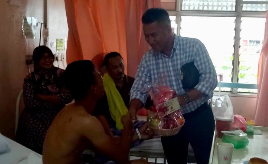BOMBAperak's tweet photo. YS Pengarah @azmiosman01 melawat PB Mohamad Zambri (BBP H.Melintang) di Hospital Teluk Intan. 
Bersama kita berdoa agar kesihatan beliau kembali pulih seperti sedia kala dan dipermudahkan urusan rawatan...aamiin @bombaJBPM https://t.co/wsZCH8uYXl