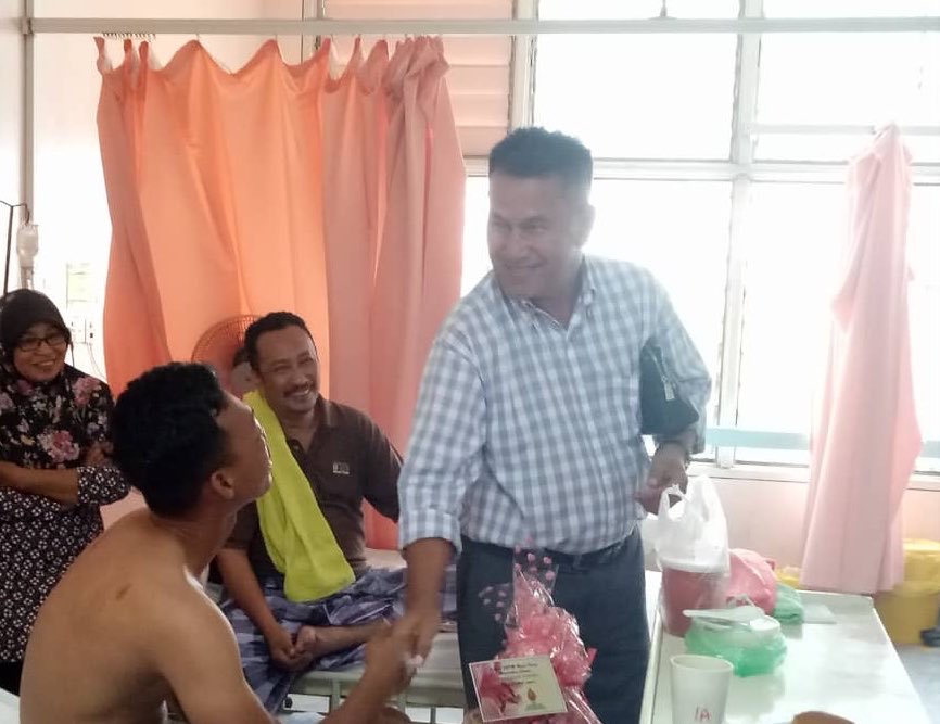 YS Pengarah <a href="/azmiosman01/">azmi osman</a> melawat PB Mohamad Zambri (BBP H.Melintang) di Hospital Teluk Intan. 
Bersama kita berdoa agar kesihatan beliau kembali pulih seperti sedia kala dan dipermudahkan urusan rawatan...aamiin @bombaJBPM