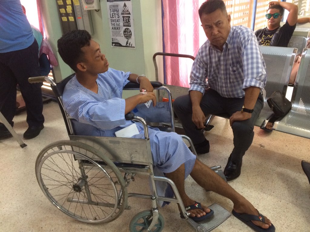 BOMBAperak's tweet photo. YS Pengarah @azmiosman01 melawat PB Mohamad Zambri (BBP H.Melintang) di Hospital Teluk Intan. 
Bersama kita berdoa agar kesihatan beliau kembali pulih seperti sedia kala dan dipermudahkan urusan rawatan...aamiin @bombaJBPM https://t.co/wsZCH8uYXl