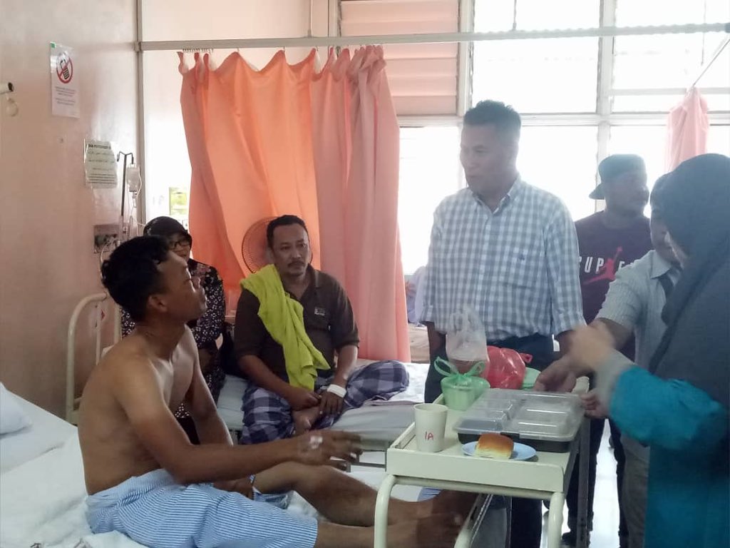 BOMBAperak's tweet photo. YS Pengarah @azmiosman01 melawat PB Mohamad Zambri (BBP H.Melintang) di Hospital Teluk Intan. 
Bersama kita berdoa agar kesihatan beliau kembali pulih seperti sedia kala dan dipermudahkan urusan rawatan...aamiin @bombaJBPM https://t.co/wsZCH8uYXl