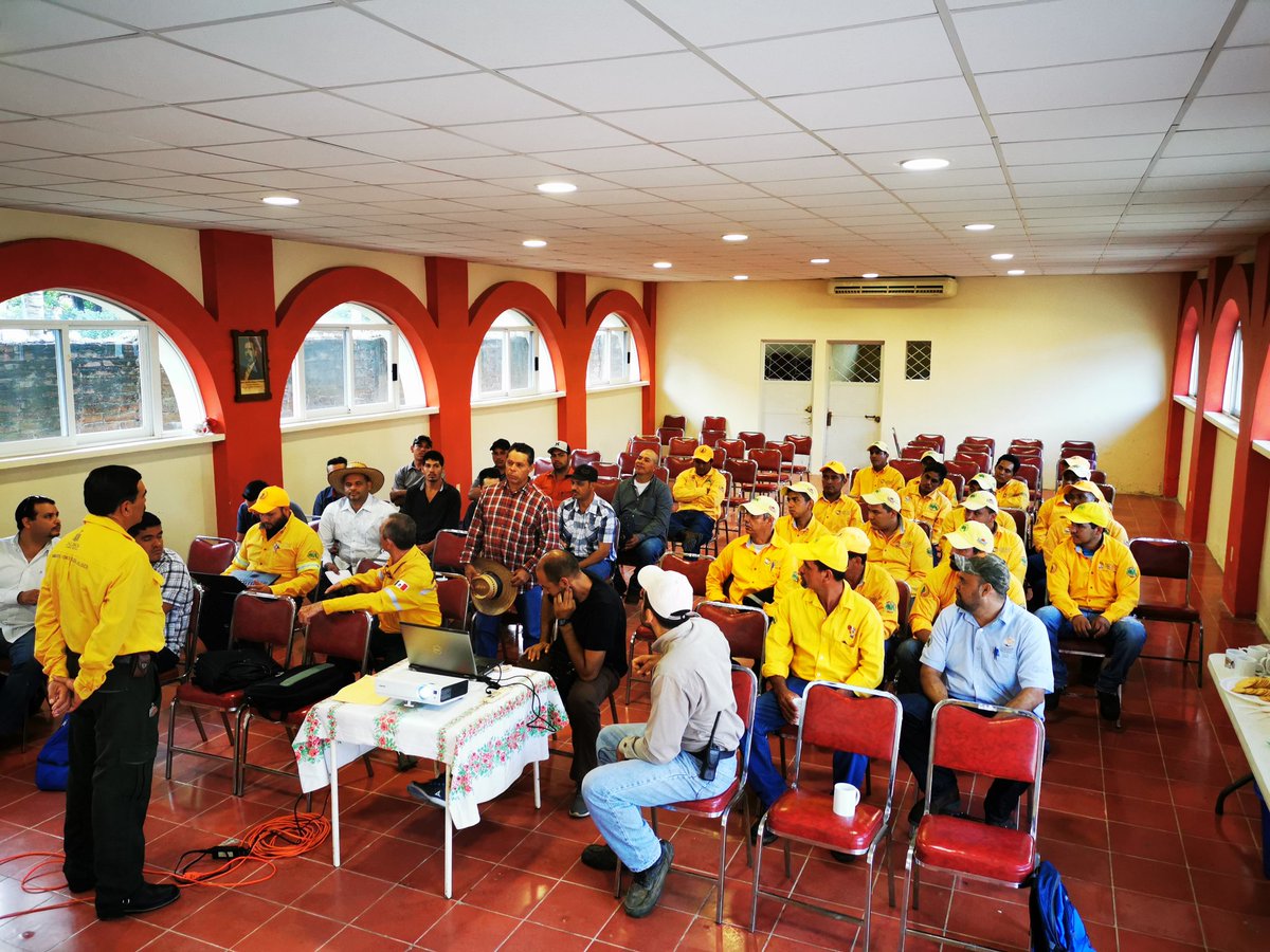 papiringocamilo's tweet image. En la #RB Sierra de #Manantlan nos capacitamos cada año para atender incendios forestales. Gracias a @SemadetJal y a @CONAFOR por el apoyo para la realización de este curso.Juntos conservamos la #SierradeManantlan #YoSoyManantlan @CONANP_mx @SEMARNAT_mx @FondoMexicano