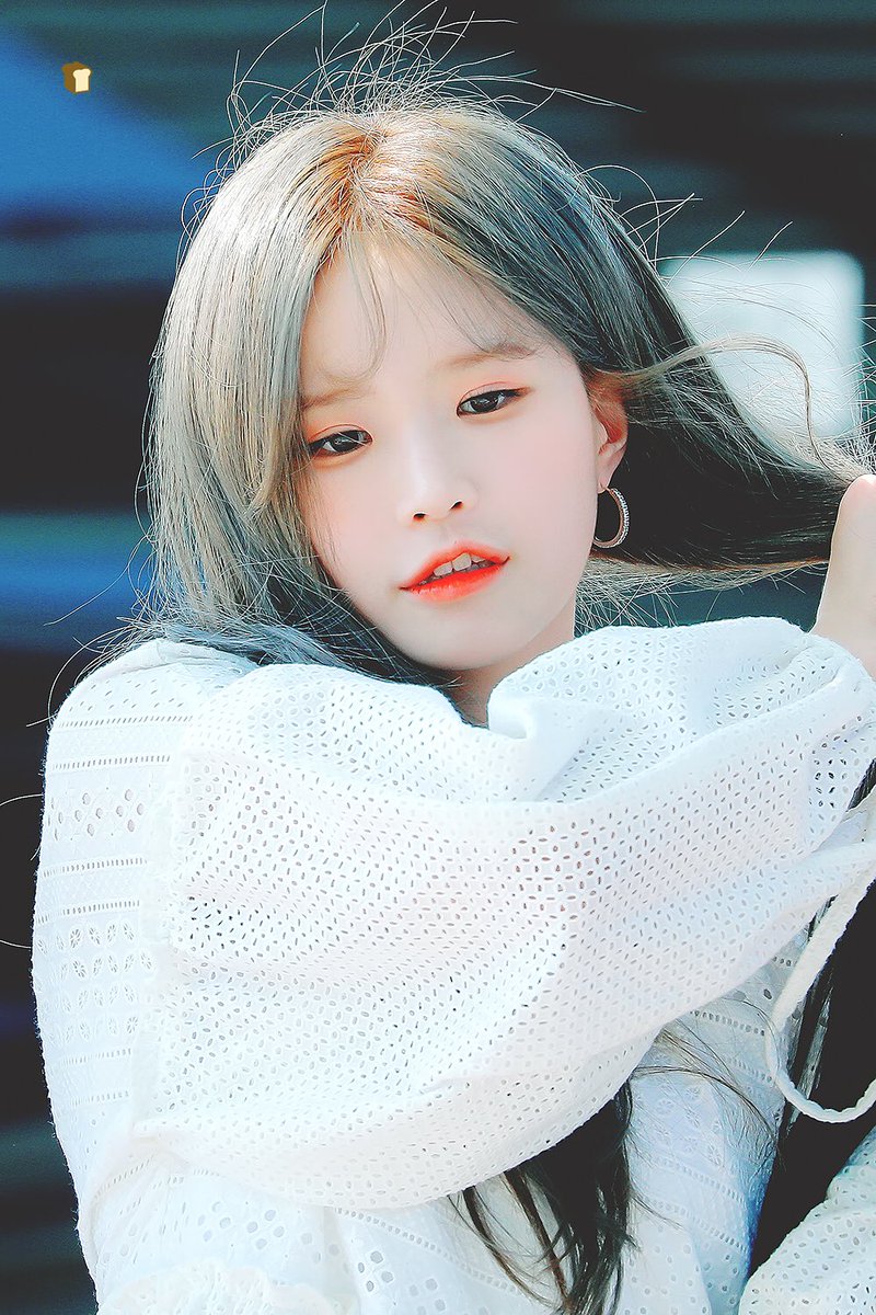zeroduck929's tweet photo. 190706 #프로미스나인 #fromis_9 #송하영 @realfromis_9 
먼 우주를 돌아서 만난 그런 느낌이 들어 https://t.co/TuHZcEOpSq