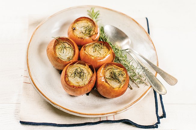 Una receta práctica es así: ¡la cebolla va al horno directamente con la cáscara! 

El paso a paso de la receta: 
bit.ly/2M6CRfI

La receta original es de <a href="/Panelinha/">Panelinha</a>, de <a href="/RitaLobo/">Rita Lobo</a>. ¡Nos encanta!