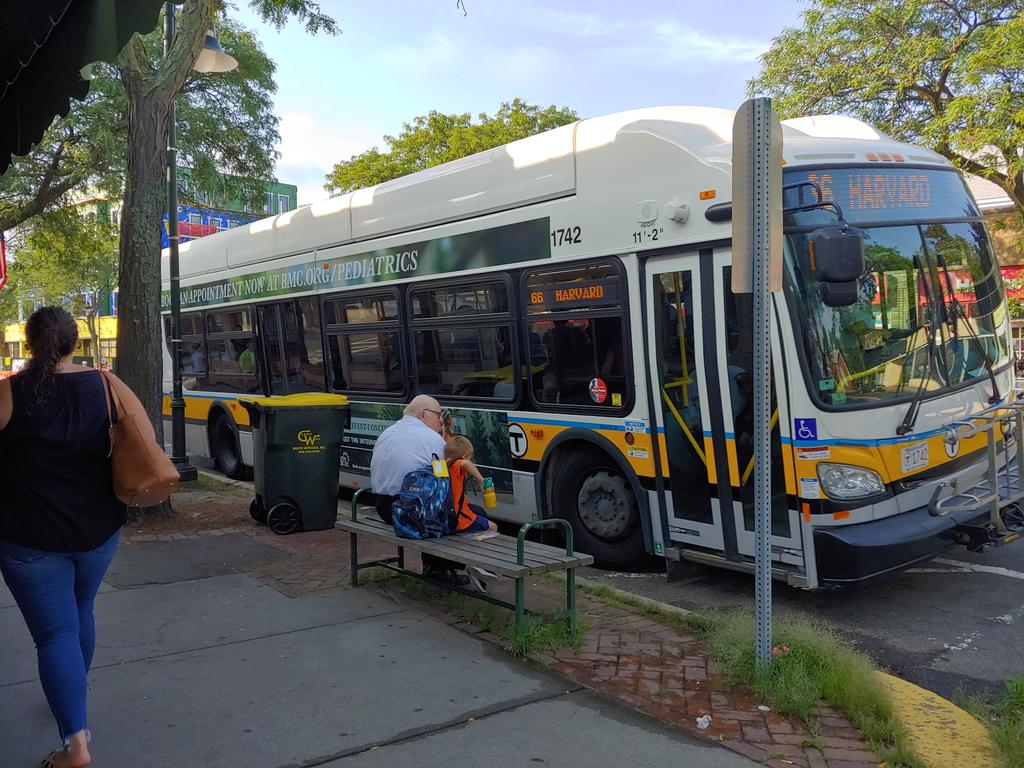 EricaMattison's tweet photo. How much longer are we going to make people in Greater Boston wait for good bus service? The space and ability to prioritize buses exists. #overcrowdedbus #GetMyBusOutOfTraffic #DedicatedBusLanes @StreetsBoston https://t.co/4RUZyYuLSl