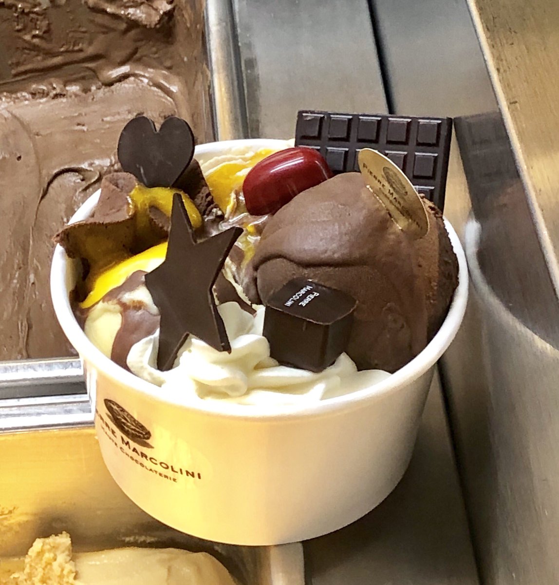 hachinokomain's tweet photo. #pierremarcoli #icecreamnight
見本のアイス🍨
底面には、ベルギー🇧🇪ワッフルという素晴らしさ🥰🥰
ボンボンもトッピング😇
豪華なアイス🍨😆😆😆 https://t.co/LFWdqrVXRe