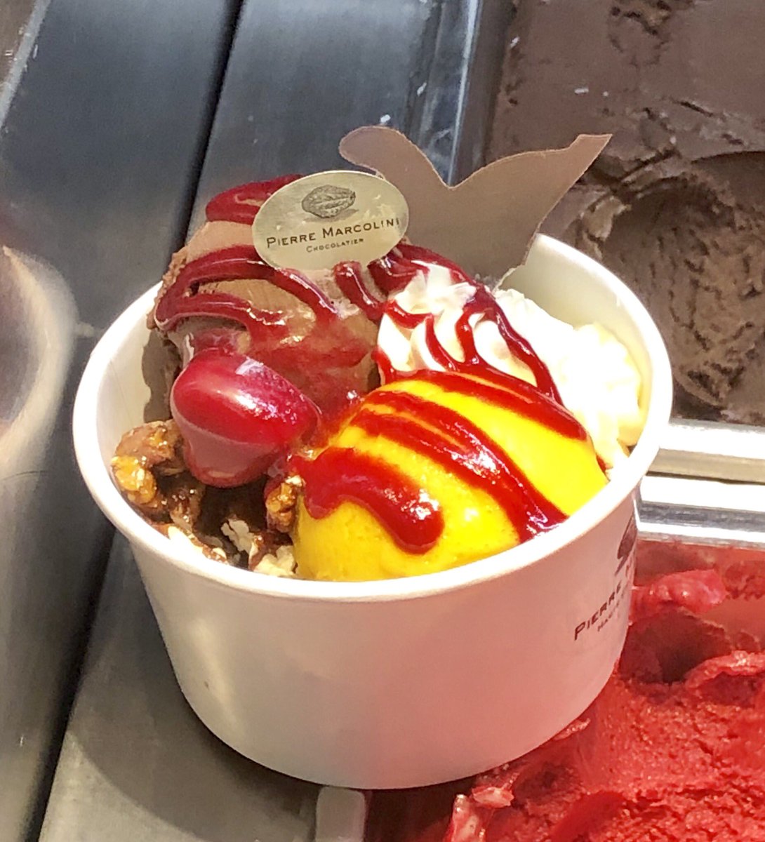 hachinokomain's tweet photo. #pierremarcoli #icecreamnight
見本のアイス🍨
底面には、ベルギー🇧🇪ワッフルという素晴らしさ🥰🥰
ボンボンもトッピング😇
豪華なアイス🍨😆😆😆 https://t.co/LFWdqrVXRe