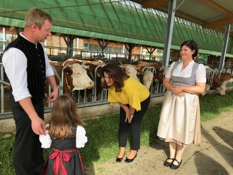 CHaberlander's tweet photo. Das ist der 10.000 Biobetrieb in #Bayern. Heute gab es deshalb bei der Familie Schrobenhauser in #Surberg einen Besuch von Bayerns #Landwirtschaftsministerin Michaela #Kaniber. Die Biomilch der 40 Kühe 🐄 werden an die Milchwerke in #Piding geliefert. @BR24 @BR_Oberbayern https://t.co/yfyXem236O