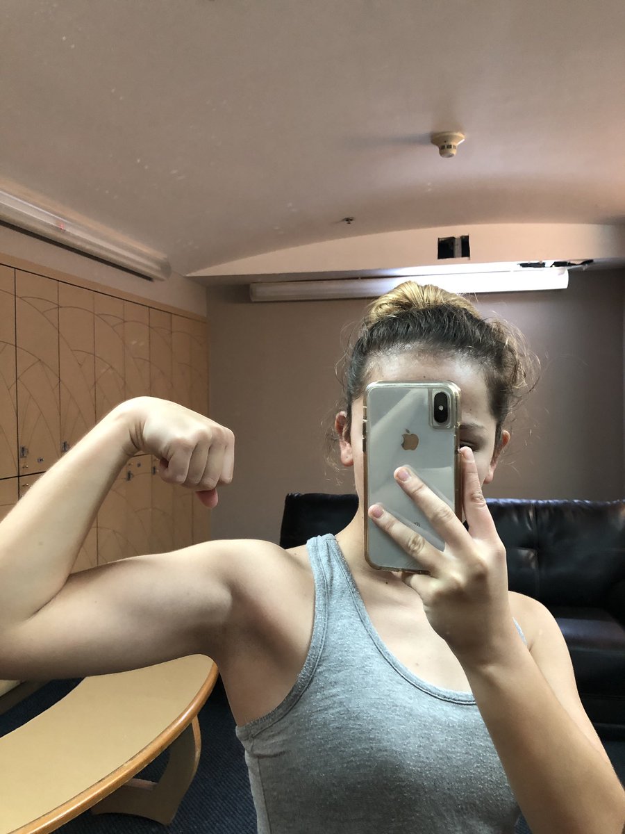 sammyfegurgur's tweet photo. hi these pics are 5 months apart and i ik it doesn’t mean anything but i’d just like to share my progress 🏋🏽‍♀️🥰 #swolesa https://t.co/0shjWT0yuy