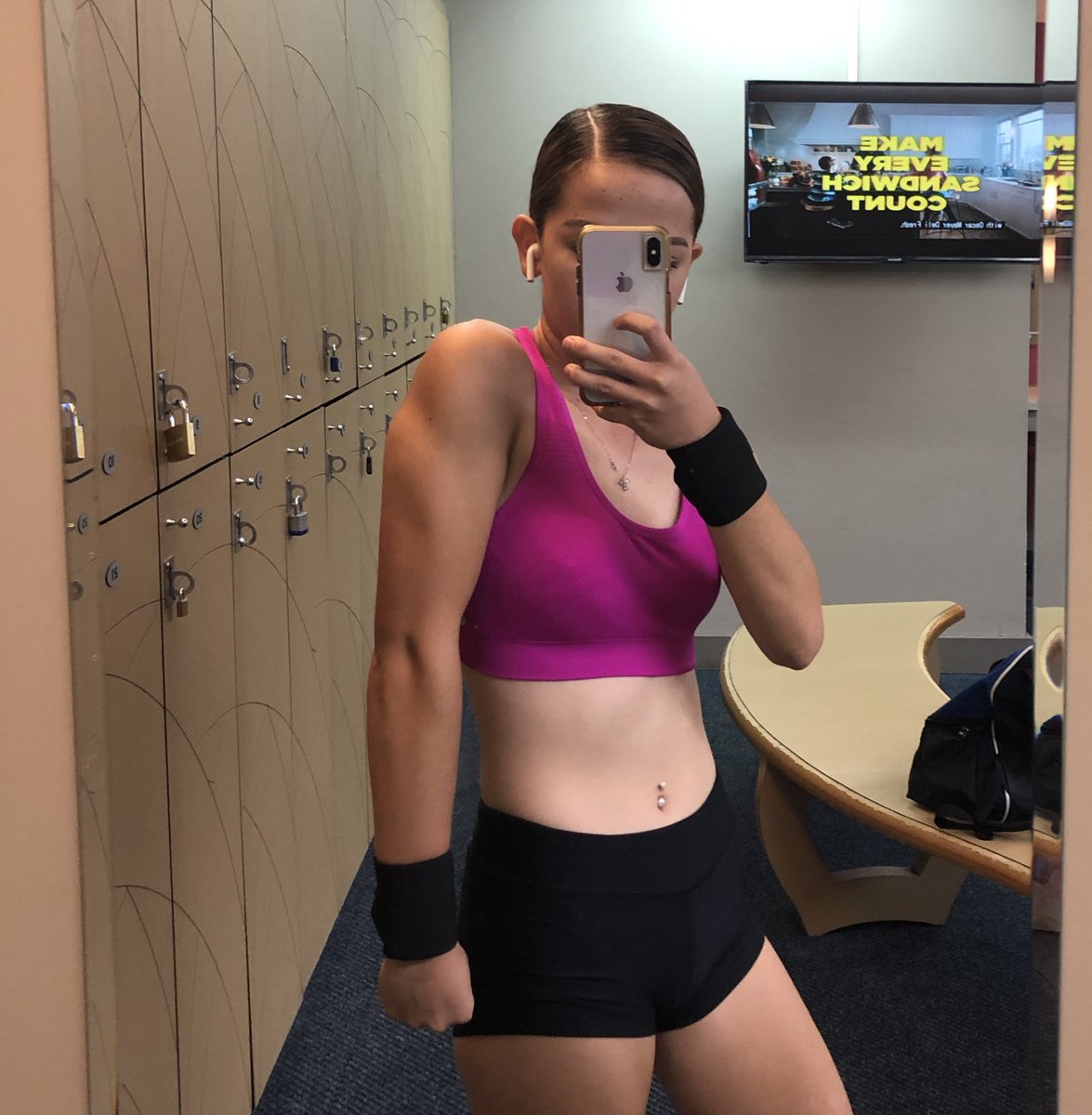 sammyfegurgur's tweet photo. hi these pics are 5 months apart and i ik it doesn’t mean anything but i’d just like to share my progress 🏋🏽‍♀️🥰 #swolesa https://t.co/0shjWT0yuy