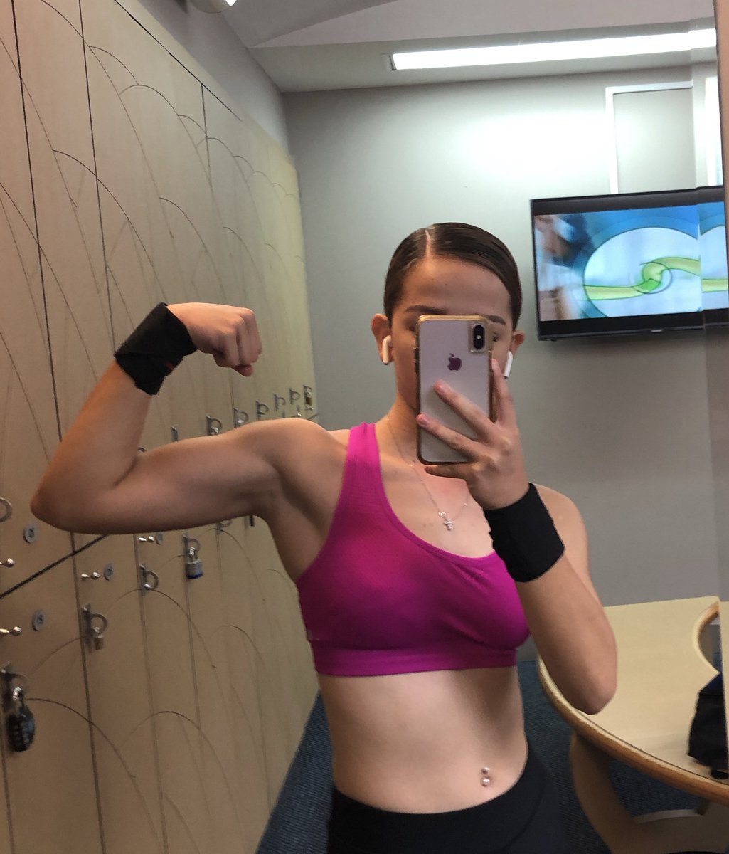 sammyfegurgur's tweet photo. hi these pics are 5 months apart and i ik it doesn’t mean anything but i’d just like to share my progress 🏋🏽‍♀️🥰 #swolesa https://t.co/0shjWT0yuy