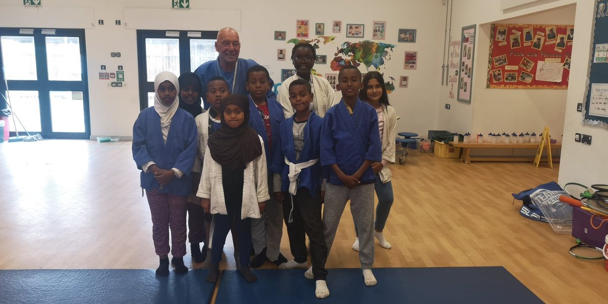 AdamsdownF's tweet photo. Absolutely fantastic session of Judo with @royjudo we can't thank you enough! #makingmemories @foodandfunwales @AdamsdownPrm 🥋🏫 https://t.co/oyex7W6aho