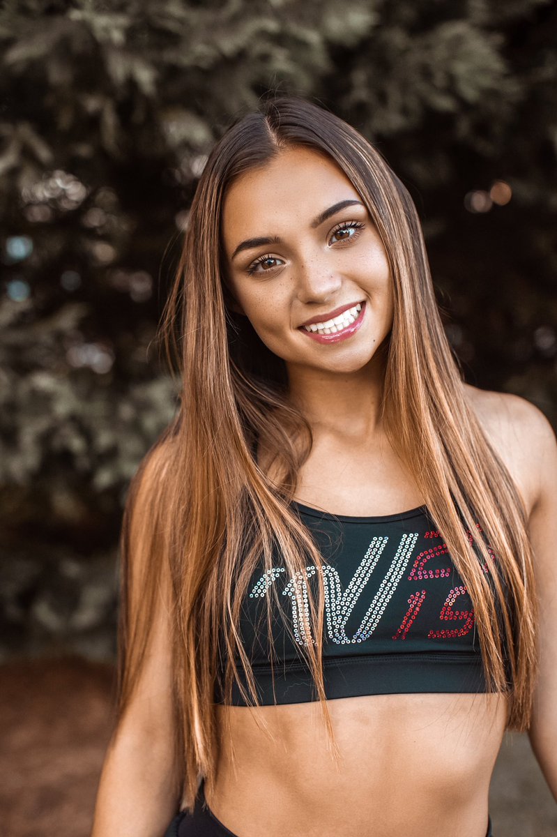 julia_wisk's tweet photo. SOOO excited to be a 2020 Varsity Fashionista!!🤩💙✨ Can’t wait for round 2 with my Varsity family!😍 https://t.co/JszgPr903F