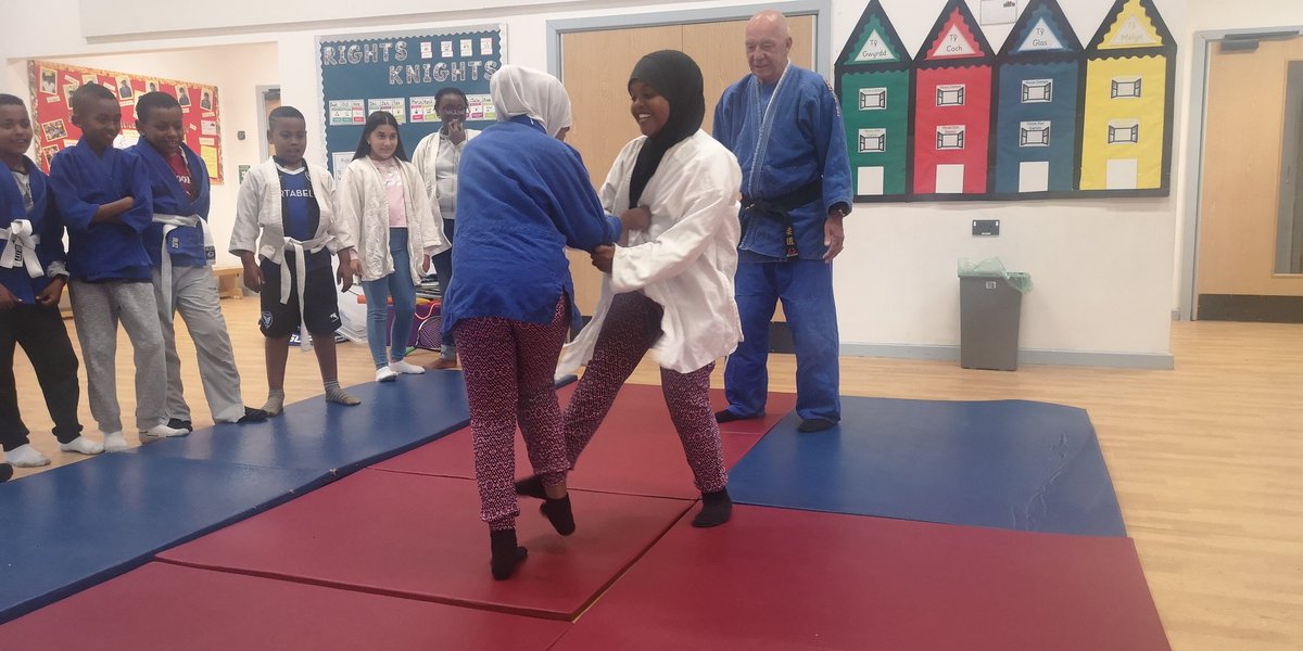 AdamsdownF's tweet photo. Absolutely fantastic session of Judo with @royjudo we can't thank you enough! #makingmemories @foodandfunwales @AdamsdownPrm 🥋🏫 https://t.co/oyex7W6aho