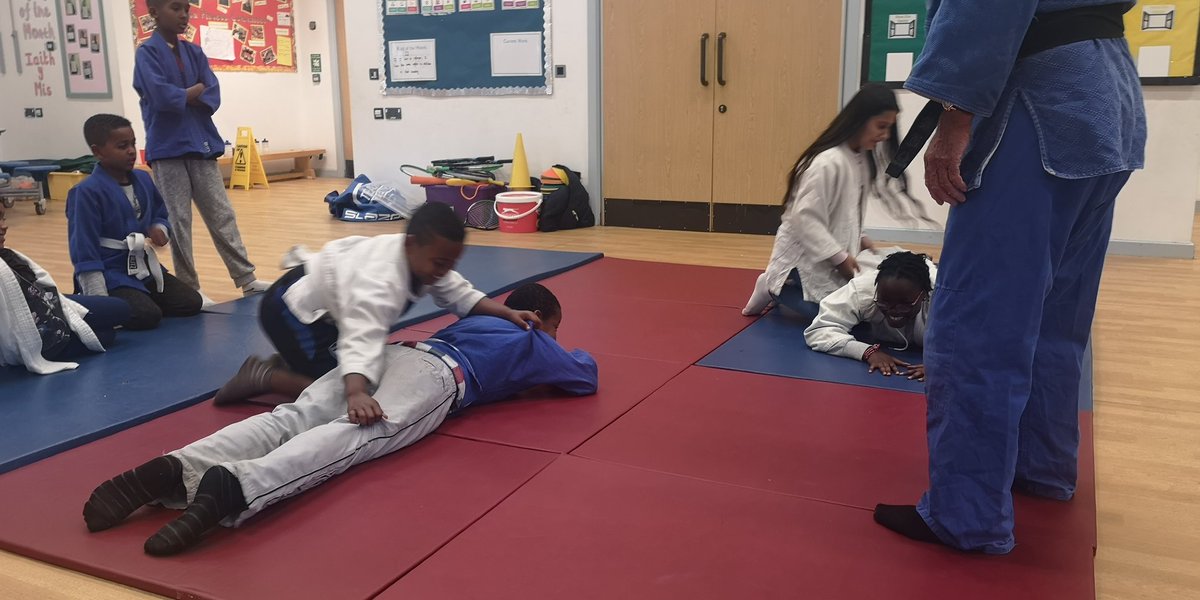 AdamsdownF's tweet photo. Absolutely fantastic session of Judo with @royjudo we can't thank you enough! #makingmemories @foodandfunwales @AdamsdownPrm 🥋🏫 https://t.co/oyex7W6aho