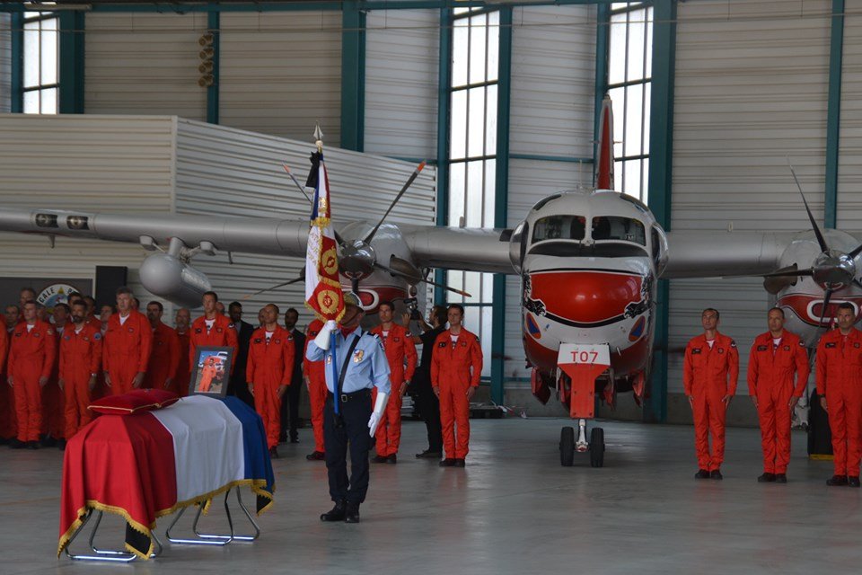 PompiersDuLot's tweet photo. Les #pompierdulot présents à la cérémonie d'hommage du #pilote du #tracker22 #FranckChesneau de la #securitecivile le mardi 6 Août à #nimesgarons. Les #pompiersdulot adressent toutes leurs pensées à sa famille, ses collègues et ses proches.
infos + : https://t.co/Y8eaSCO50N https://t.co/7NyXx8IXQk