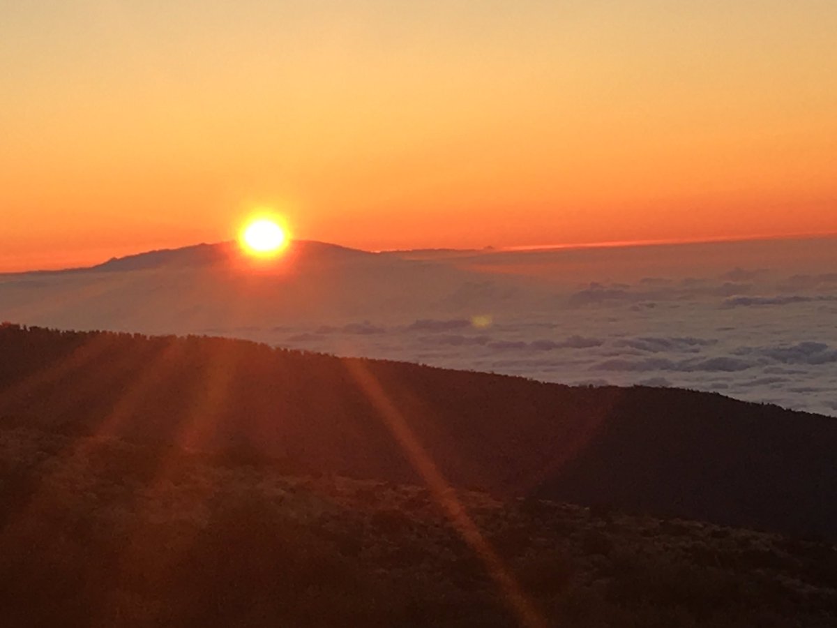 MrDarlingLyons's tweet photo. @ClassTaskmaster Sunset, looking down on the clouds from Mount Teide in Tenerife (12,198 feet up!) https://t.co/OIcwGugoAi