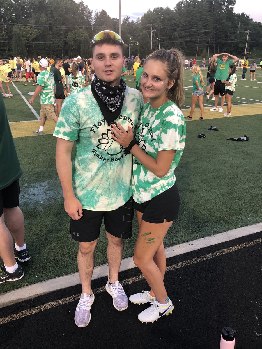 catburke3's tweet photo. Happy birthday to my bestie I hope 18 treats you well ily❤️❤️ https://t.co/RCvtAWKUzP