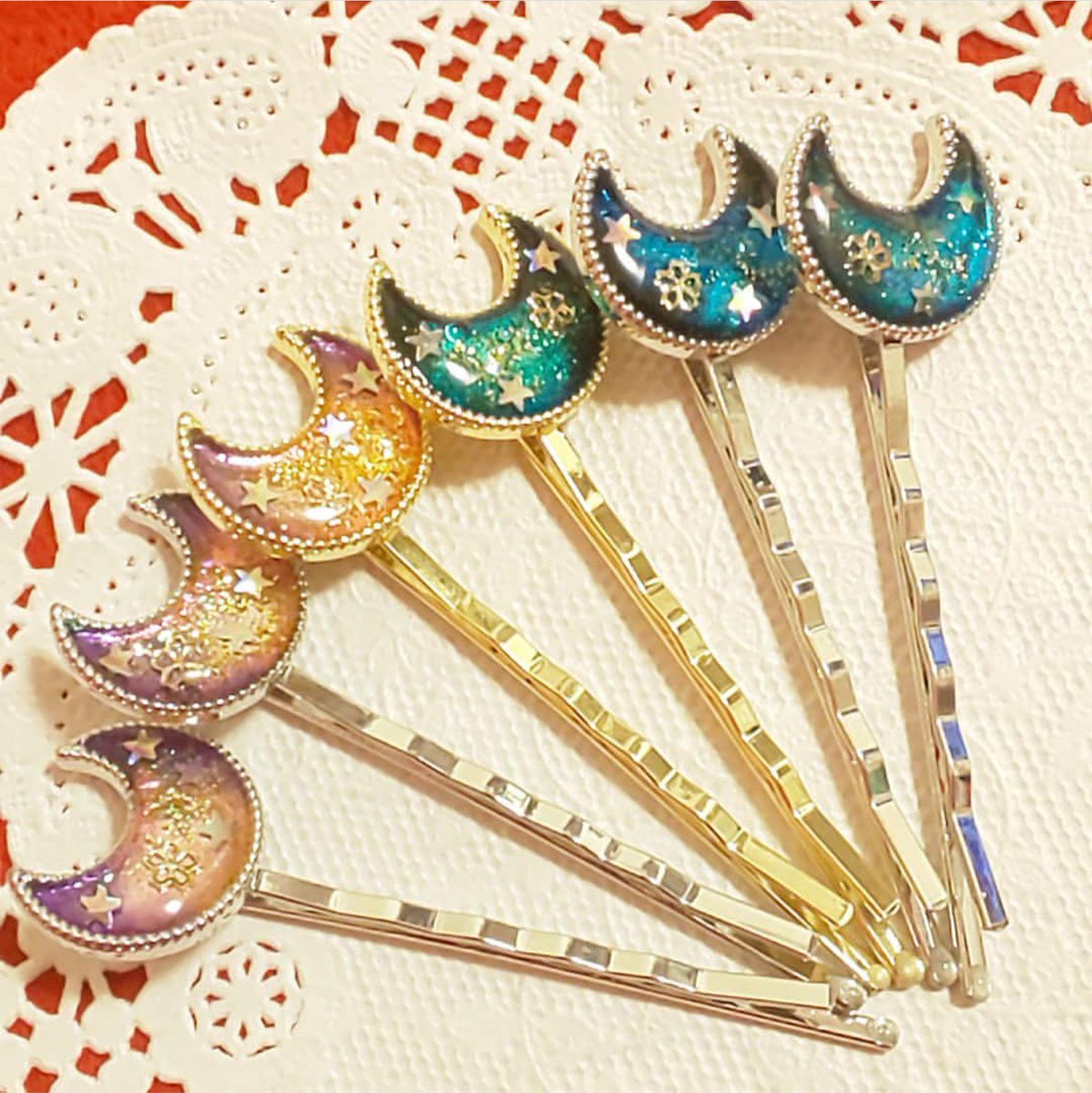 _cherrybrossom's tweet photo. ヘアピンやピアスもありまーす( ☆∀☆)
#宇宙と桜 がテーマのアクセサリー#土星アクセサリー や #月のヘアピン #アクセサリーケース
#ツギハギくま の #キーチャーム や #ネックレス #handmadeBAZAAR #ハンドメイドバザール #原宿 #表参道 #東急プラザ #東急プラザ表参道原宿 #tokyuplazaomotesando https://t.co/l5ToVBISz6