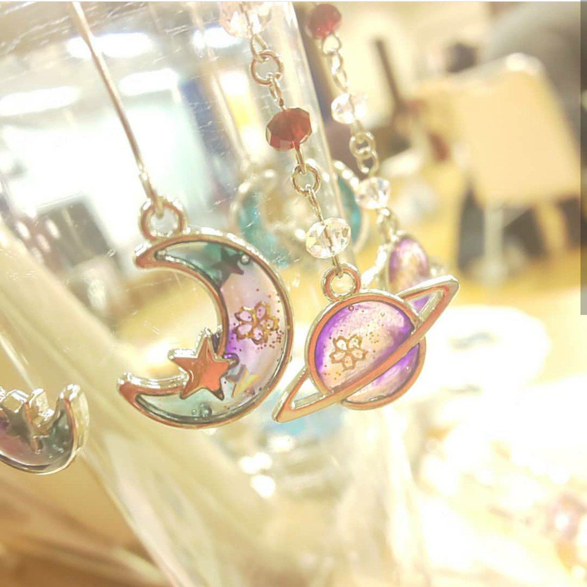 _cherrybrossom's tweet photo. ヘアピンやピアスもありまーす( ☆∀☆)
#宇宙と桜 がテーマのアクセサリー#土星アクセサリー や #月のヘアピン #アクセサリーケース
#ツギハギくま の #キーチャーム や #ネックレス #handmadeBAZAAR #ハンドメイドバザール #原宿 #表参道 #東急プラザ #東急プラザ表参道原宿 #tokyuplazaomotesando https://t.co/l5ToVBISz6