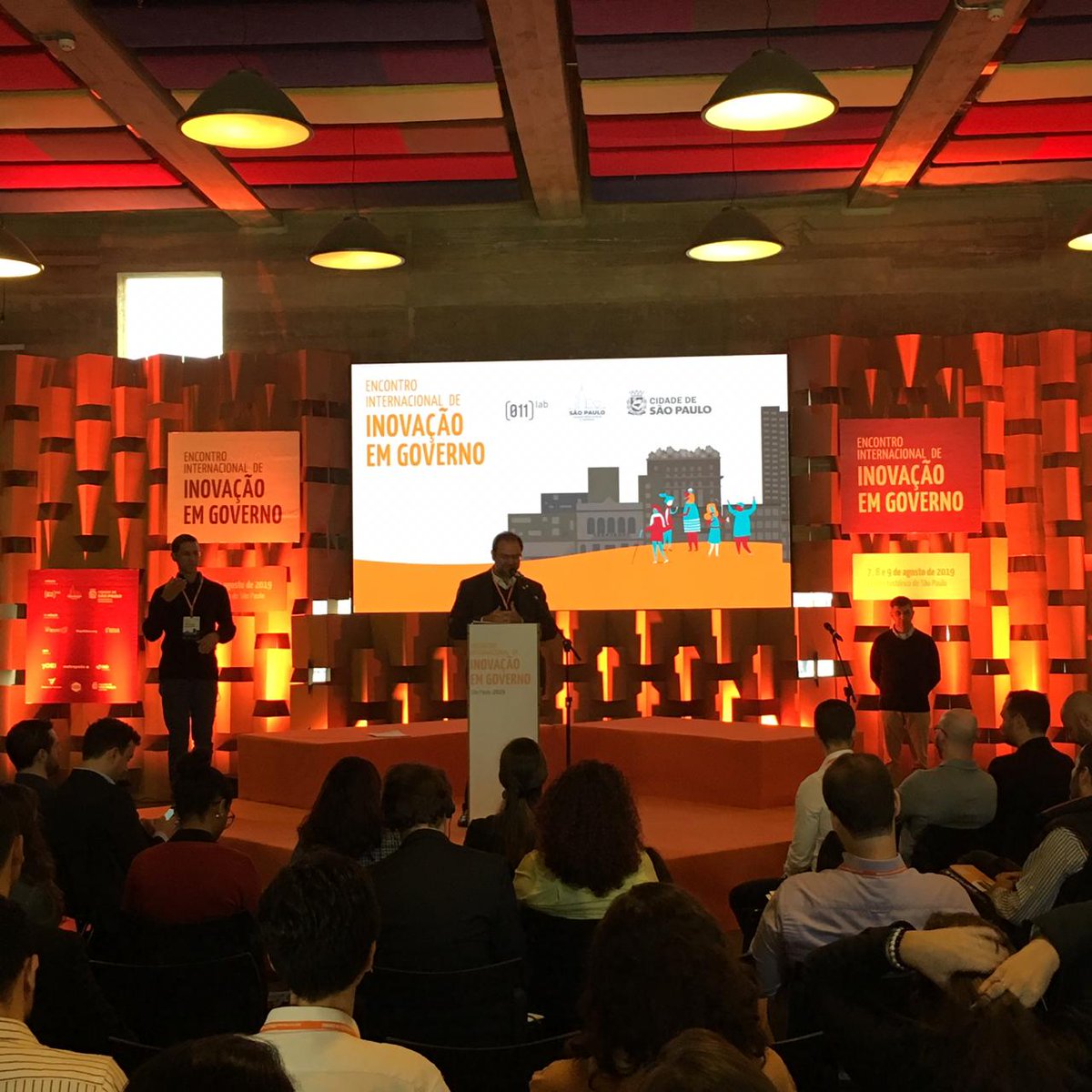 011labSP's tweet photo. "Precisamos construir capacidades para inovar na administração. Inovar no setor público é engajar pessoas em processos de mudança. " (@DanielAnnenberg ) Daniel Annenberg, Secretário Municipal de Inovação e Tecnologia de São Paulo! #inovaSP2019 https://t.co/Bp8JCcmuDw