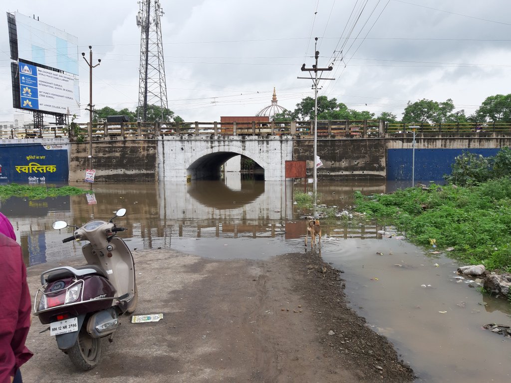 Abhinay37Ab's tweet photo. Where should we dispose our garbage? In such a mess, people are living and littering their own surroundings. No garbage trucks and water logging has made it even worse! @PMCPune @BJP4India @adarpoonawalla https://t.co/G9ieOfCr7M