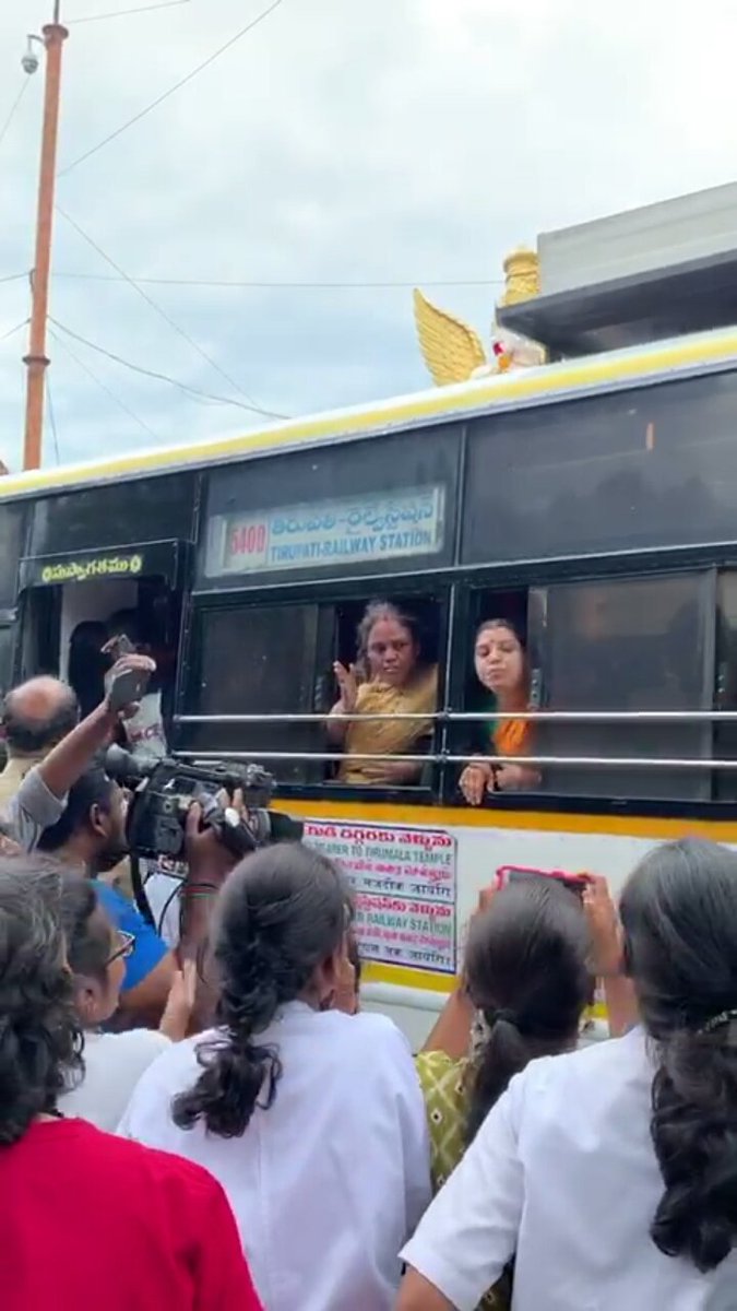 gangula_keerthi's tweet photo. Devudi darsananni aaparani koppadtunnaaru.. Sare. Kani Repu Meeku meevaallaki emanna ayinappudu gudikeltaaraa maadaggarki vastara? Poraadutunnade meekosam Manakosam! Aalochinchandii!!*Telsukondi*.. Maakemanna saradana endanaka vaananaka arusthuntee✊.
#SayNoToNMCbill
#notoquacks https://t.co/Nsdyfi9Dqf