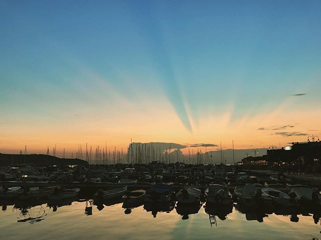 einbahnstrasse's tweet photo. Dramatic #anvilcloud formation off the coast as seen from #izola. #cumulonimbus #tbDramatic #anvilcloud formation off the coast as seen from #izola. #cumulonimbus #tb https://t.co/qW2D9NAFqg