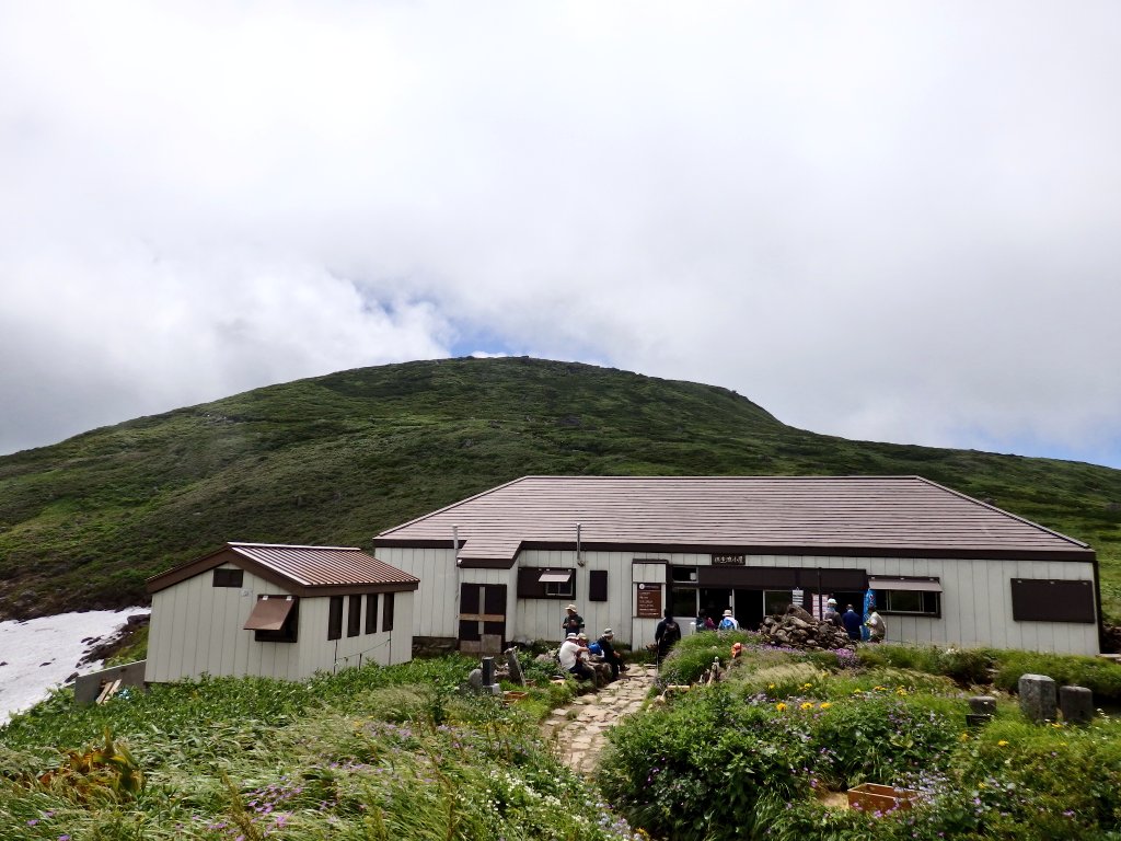 匕 キ イシ夕 月山 その７ 月山頂上小屋の中はこんな感じ たいへんお世話になりました お土産に山バッジ買ってく 月山 出羽三山 月山頂上小屋