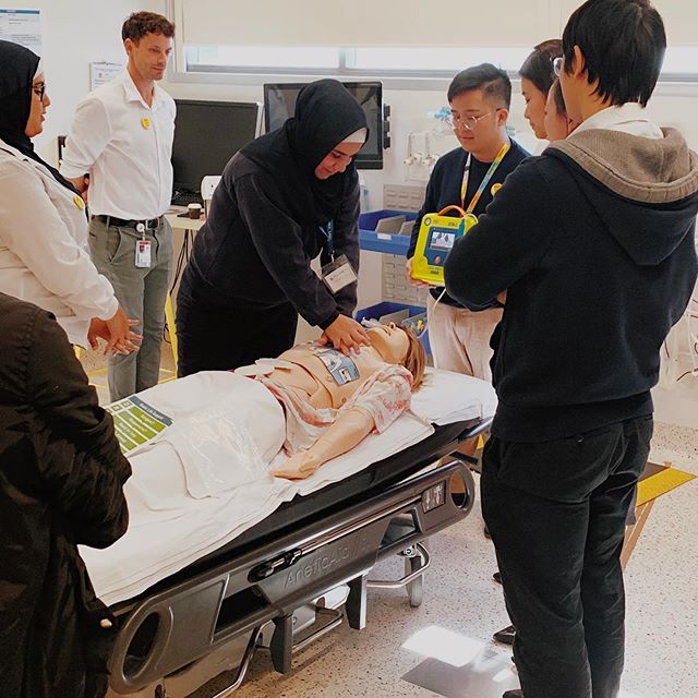 swsydUNSW's tweet photo. Students learning to do chest compressions and use a defibrillator as part of their aspireunsw visit to the Clinical Skills and Simulation Centre #liverpool #nsw #unsw #aspireunsw #unswmedicine #aspire #liverpoolhospital #inghaminstitute #swsydunsw #swslhd androohdooh https://t.co/QKDesgAN2d