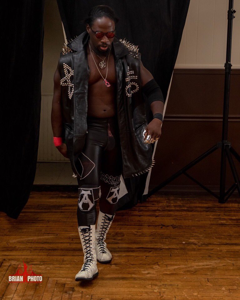 treveraeon's tweet photo. The mood is changing when I walk in from now on. Ain’t nobody I can’t or won’t go toe to toe with. Win, lose, or draw, #YallGonRecognize . 

Photo credit 📸: @briank_photo 

Taken at: @WrestlersLab #LabNormal2 

#OriginalGothicGangster #TheBigBat #ScaryBlackMan https://t.co/99jZemodXE