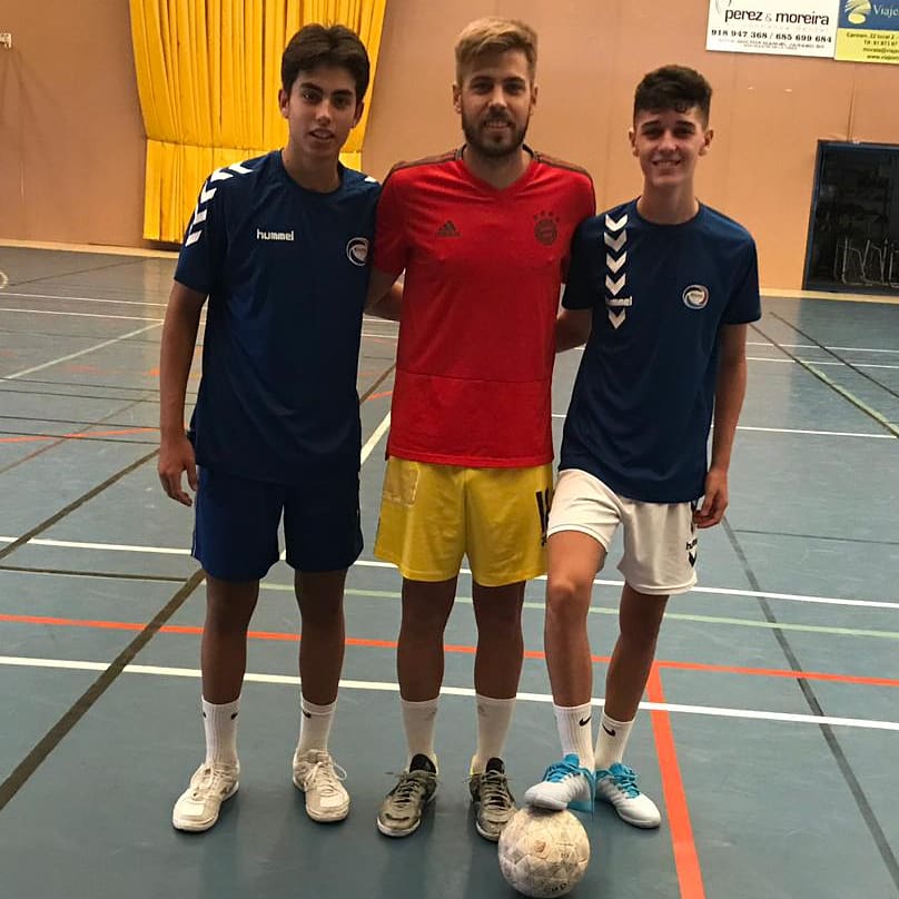 cdrivasfutsal's tweet photo. Nuestro juvenil DH @jaime23mdt y preferente Victor disfrutan del principio de la pretemporada de la mejor forma posible con nuestro Senior @18juanlu
#Familia #RivasFutsal #GoRivas #UnidosPorUnaIlusion https://t.co/V6UIfWL08A