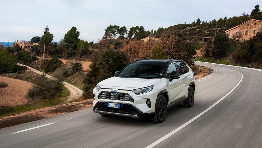 Vivir a medias no es lo tuyo, conducir un #RAV4 sí. ¿Te vienes a probarlo? ▶ bit.ly/324jWXK