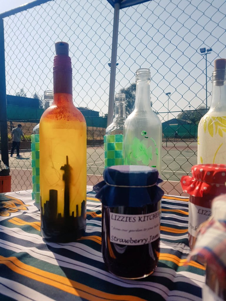 TimeoutJoburg's tweet photo. All-in-one-stop-shop where you can find almost anything in the market 😎
#art #food #doeks #earrings
#accesories #livemusic #weltevredenpark
#craftmarket #familyfun #books #weekendmarket #explorejoburg
#relax #TimeOutJozi #TimeOutMarket #Bags https://t.co/6M2ThUONP9