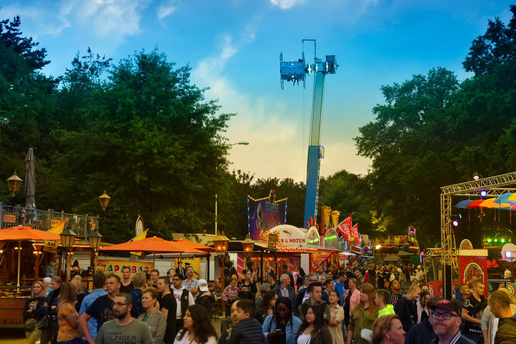 Poffertjes, hotdogs, frietjes, kibbeling, braadworst..... Er is zo veel lekkers op Park Hilaria. Wel even wachten voordat je daarna in the Devil Rock stapt ;-) 

#parkhilaria #eindhoven #pretpark #dutch #food