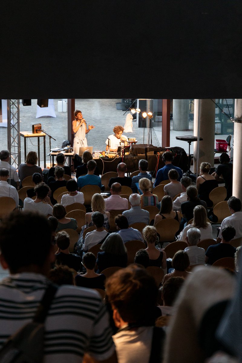 bauhaus_uni's tweet photo. Radiokunst-Ausstellung »Radiophonic Spaces« ist bis zum 19. September 2019 in der Universitätsbibliothek der #BauhausUni in Weimar zu erleben – jeden Mittwoch und Freitag um 16 Uhr mit kostenfreien Führungen! Alle Fotos der Eröffnung: https://t.co/A4rfSS4Yxi Fotos: Carolin Klemm https://t.co/j05qJK8i35