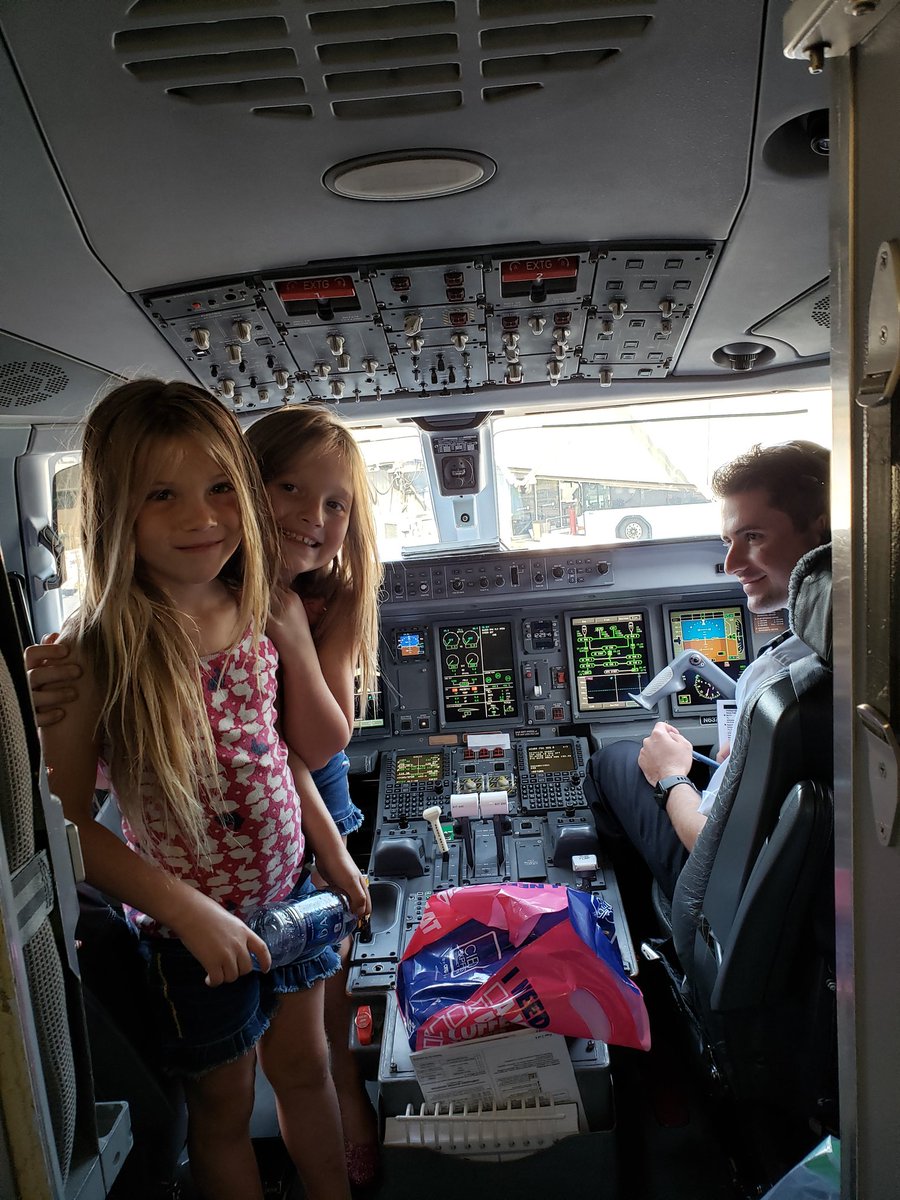 ElizabethHanni9's tweet photo. These lucky girls. ❤❤❤❤ UNITED AIRLINES/UGE. This crew took the time to make my girls feel extra special. Moved our seats so we could all be together and treated us with so much respect. Next stop daddies arms for these girls!! https://t.co/hpQ1StTnJ0