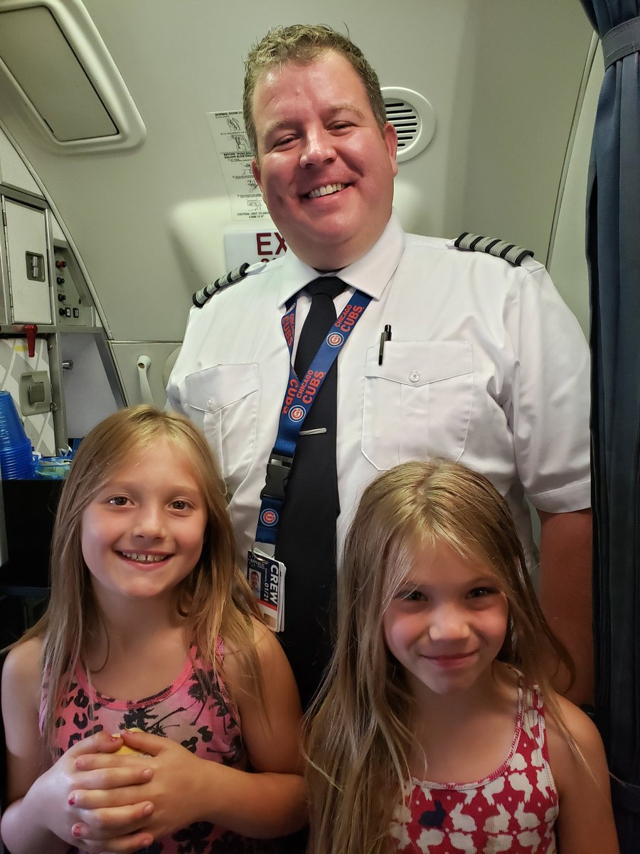 ElizabethHanni9's tweet photo. These lucky girls. ❤❤❤❤ UNITED AIRLINES/UGE. This crew took the time to make my girls feel extra special. Moved our seats so we could all be together and treated us with so much respect. Next stop daddies arms for these girls!! https://t.co/hpQ1StTnJ0